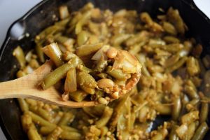 green beans sauteing in a frying pan